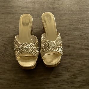 Calvin Klein womens gold leather basket weave sandals size 8